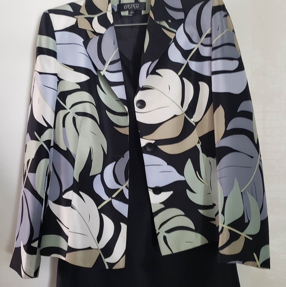 Kasper Skirt suit